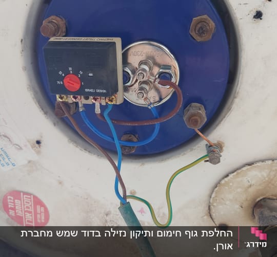 חיבורים חשמליים על דוד שמש עם תרמוסטט